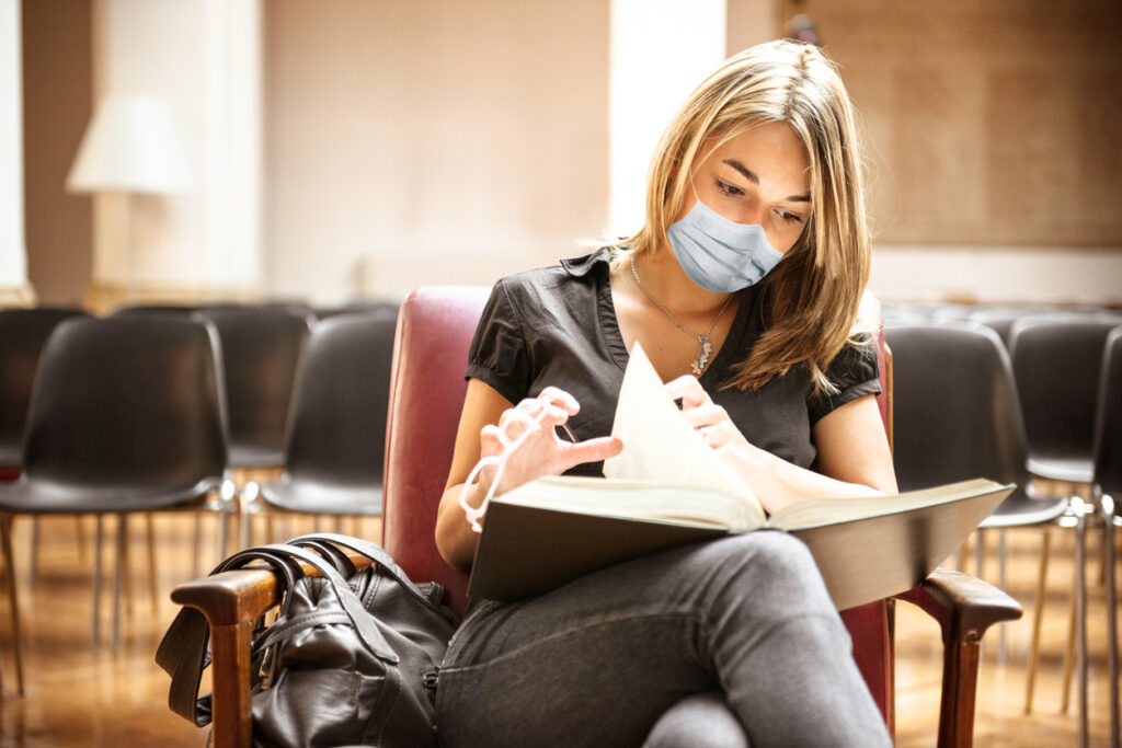 student with face mask in the library